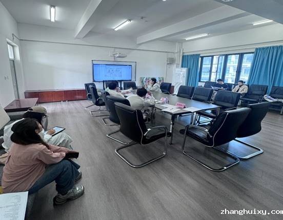 图片包含 室内, 猫, 站, 男人 AI 生成的内容可能不正确。